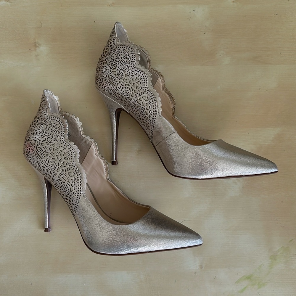 Jessica Simpson Wilsa Pumps, Women's Size 8M, Gold
